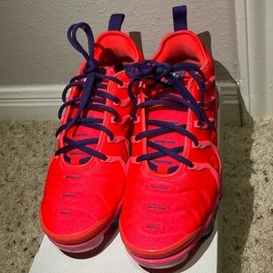 W Air Vapormax Plus BRIGHT CRIMSON/PINK BLAST